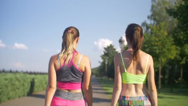 Sonrientes mujeres fitness deportivo después del entrenamiento — Vídeos de Stock