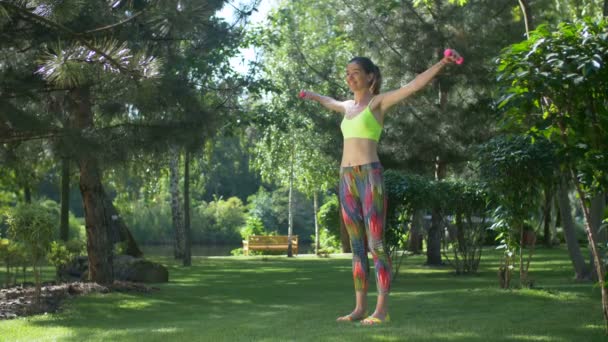 Mujer de fitness sonriente haciendo ejercicio con pesas — Vídeos de Stock