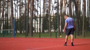 Bir top hizmet etkin sportif erkek tenis oyuncusu