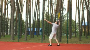 Bin yıllık tenis oyuncu servis topu hardcourt