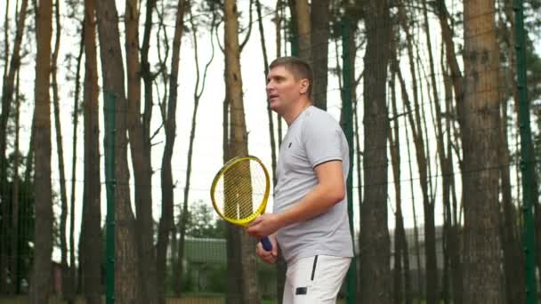 Amateur Männlicher Tennisspieler Sportbekleidung Schlägt Vorhand Ball Auf Hartplatz Während — Stockvideo