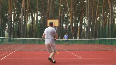 Etkin sportif erkekler tenis oyunu hardcourt üzerinde oynamak