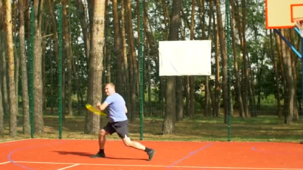 Jogador de tênis masculino batendo backhand no jogo de tênis — Vídeo de Stock
