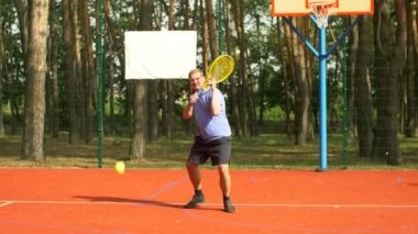 Erkek tenisçi noktası kazandıktan sonra kutluyor