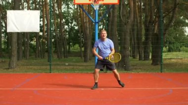 Hardcourt üzerinde maç kaybettikten üzgün erkek tenis oyuncusu