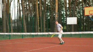 Sağlıklı yaşam adam açık havada tenis oynamaya