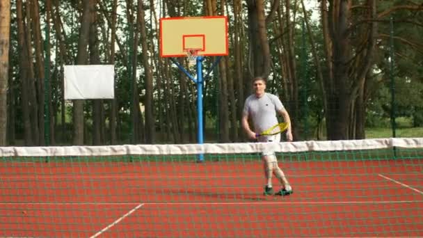 Tennisspielerin nähert sich einem Vorhand-Volley — Stockvideo