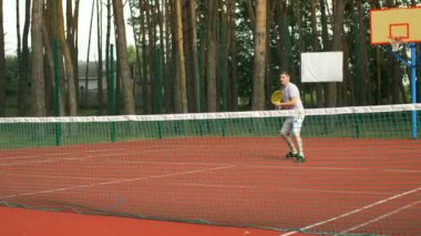 Oyun sırasında tenisçi voleybolu isabet vurdu