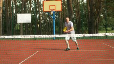 Tenisçi net yakınındaki forehand isabet