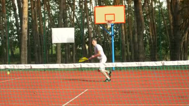 Jogador de tênis masculino que perdeu um tiro durante o jogo — Vídeo de Stock