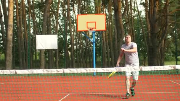 Gerichte tennisser smash in de buurt van het net raken — Stockvideo