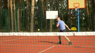 Oyuncu raket alkışlamak rakibi oyun sırasında