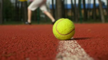 Etkin sportif erkek tenis oyunu sahada oynamak