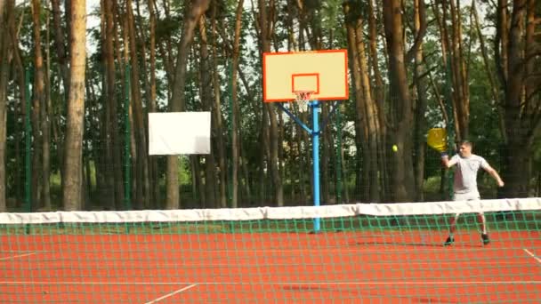 Jogadores de tênis parabenizando uns aos outros após o jogo — Vídeo de Stock