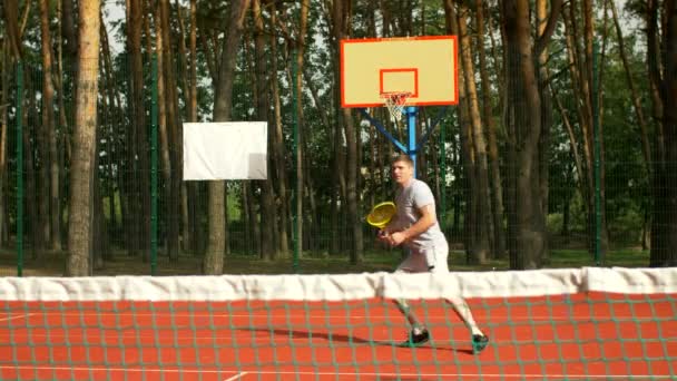 Tennisspieler applaudiert seinem Gegner während des Spiels — Stockvideo