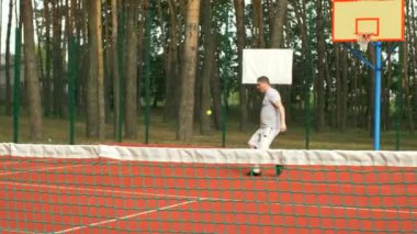 Aktif sağlıklı yaşam tarzı adam açık havada tenis oynamaya