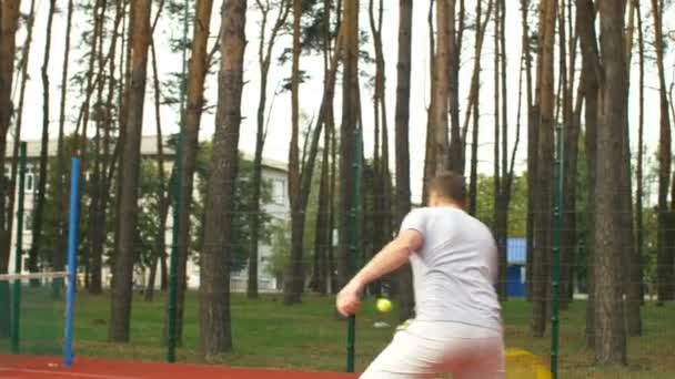 Tennisser match punt scoren op buitenzwembad — Stockvideo