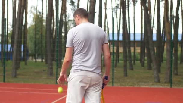 Tenista sloužící míč během zápasu — Stock video
