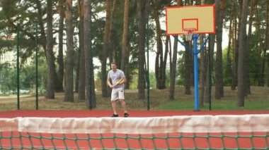 Sağlıklı yaşam sportif adam açık tenis oynamaya