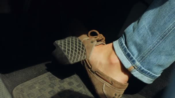 Мужская нога нажимает на педаль тормоза — стоковое видео