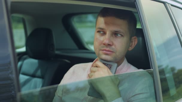 Promyšlené podnikatel, takže telefonní hovor v autě — Stock video