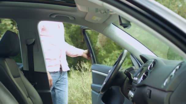 Schöner männlicher Fahrer schnallt Sicherheitsgurt im Auto an — Stockvideo