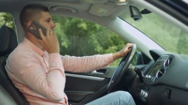 Akıllı telefon arabada konuşurken olumlu sürücü