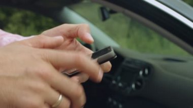 Erkek el metin car yakınındaki cep telefonu üzerinde haber