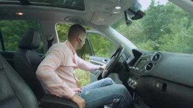 Emniyet kemeri arabaya tespitleme kendine güvenen erkek sürücü