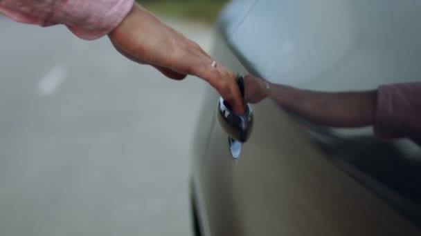 Бизнесмен в классической рубашке открывает дверь автомобиля — стоковое видео