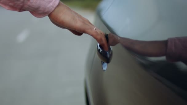 Empresário em camisa clássica abertura da porta do carro — Vídeo de Stock