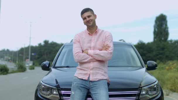 Портрет успешного бизнесмена возле автомобиля — стоковое видео
