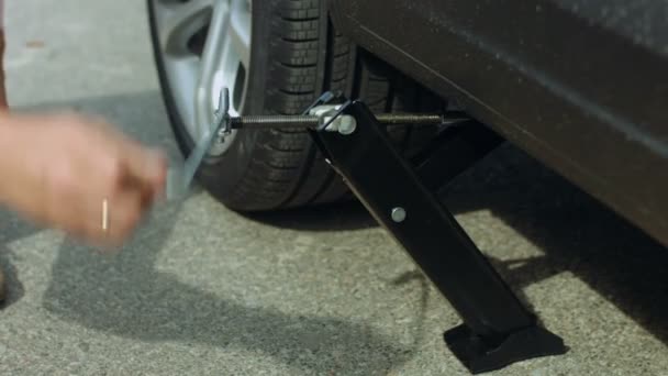 Mužské ruky zvedání auta s klíč jack šroub — Stock video