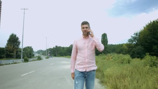 Zakenman bezig met telefoon krijgen in auto — Stockvideo