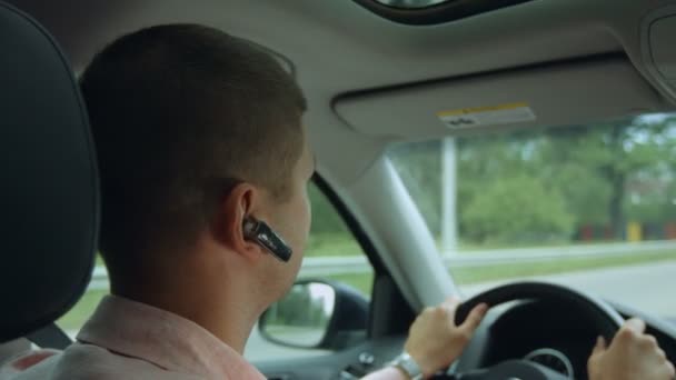 ビジネス旅行中に高速道路で車を運転中両手でステアリング ホイールを握ってハンズフリー デバイスに自信がある男性ドライバーのクローズ アップ 高速道路で車で旅行人 — ストック動画