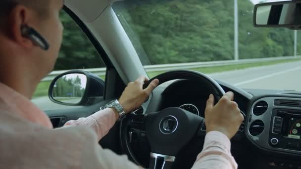 Férfi vezetés autó az autópályán hátulnézet — Stock videók