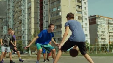 Mahkeme bacaklarına arasında top sürme basketbolcu
