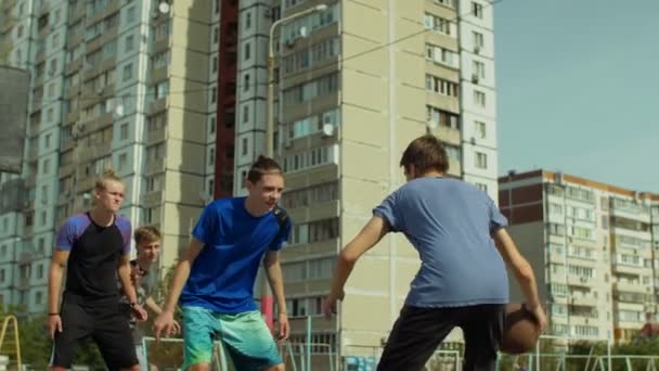 Streetball garde voler une balle pendant le jeu en plein air — Video
