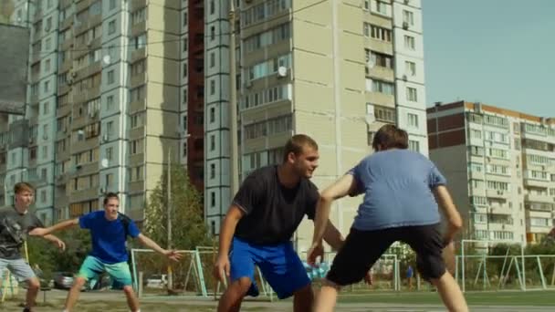 Εφηβική streetball παίκτες σε δράση σε εξωτερικούς χώρους — Αρχείο Βίντεο