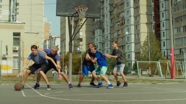 Streetball-Spieler erzielt Punkt nach Sprungschuss — Stockvideo