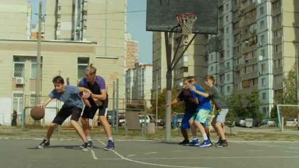 Vezmeme-jump shot na kurtu basketbalový hráč — Stock video