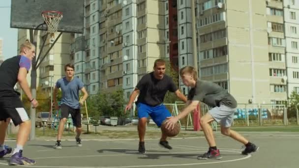 Streetball spelare blockerar skott från offensiva spelare — Stockvideo