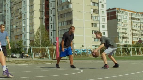 Баскетболист делает блок-шот во время игры — стоковое видео