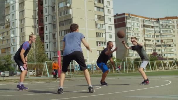 Streetball hráči přihrávky na kurtu — Stock video