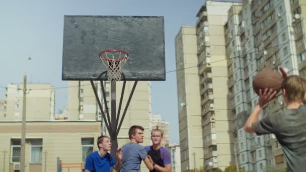 Jogadores de Streetball pulando para tomar rebote no campo — Vídeo de Stock
