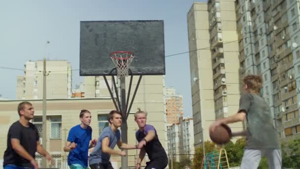 Streetball jugadores figthing para el rebote en la cancha — Vídeo de stock