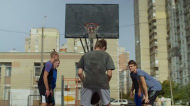 Streetball genç bir serbest atış açık havada eksik