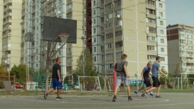 Streetball oyuncular sahada basketbol oyun