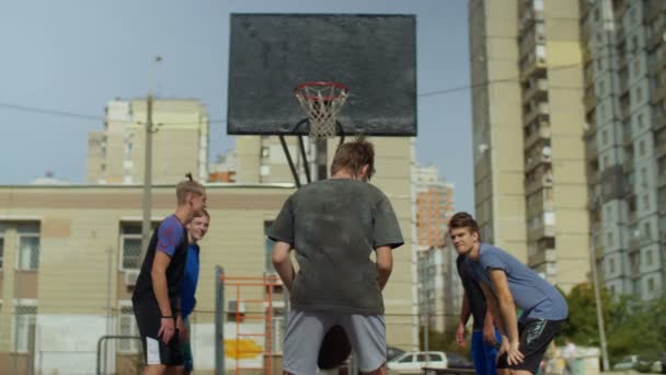 Streetball adolescente faltando un tiro libre al aire libre — Vídeos de Stock