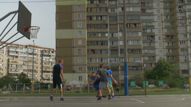 Basketbalspelers in actie buiten spelen — Stockvideo